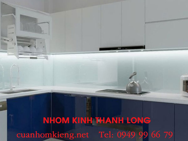 kinh-op-bep-mau-trang-sua