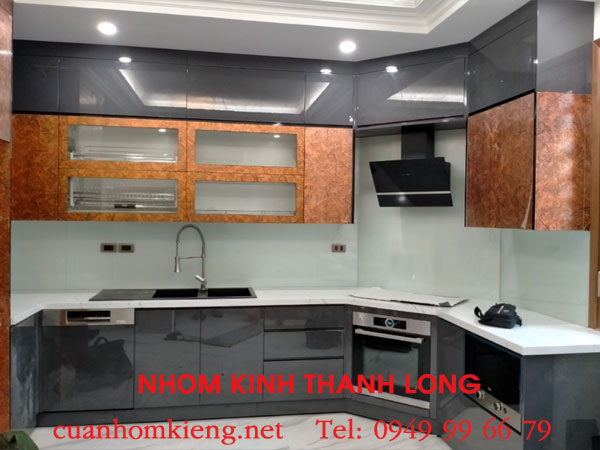 kinh-op-bep-mau-trang-sua