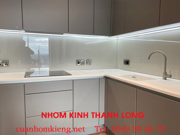 kinh-op-bep-mau-trang-sua