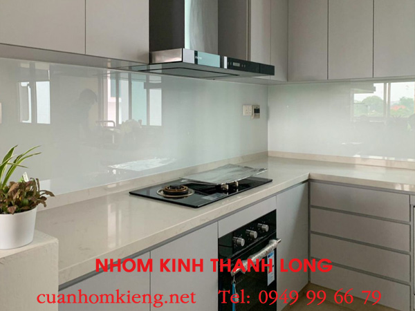 kinh-op-bep-mau-trang-sua